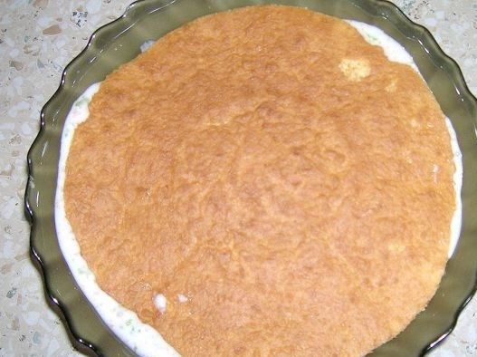 1. Этап. Торт Разбитое стекло: Сверху выкладываем целый корж и слегка его вдавливаем.