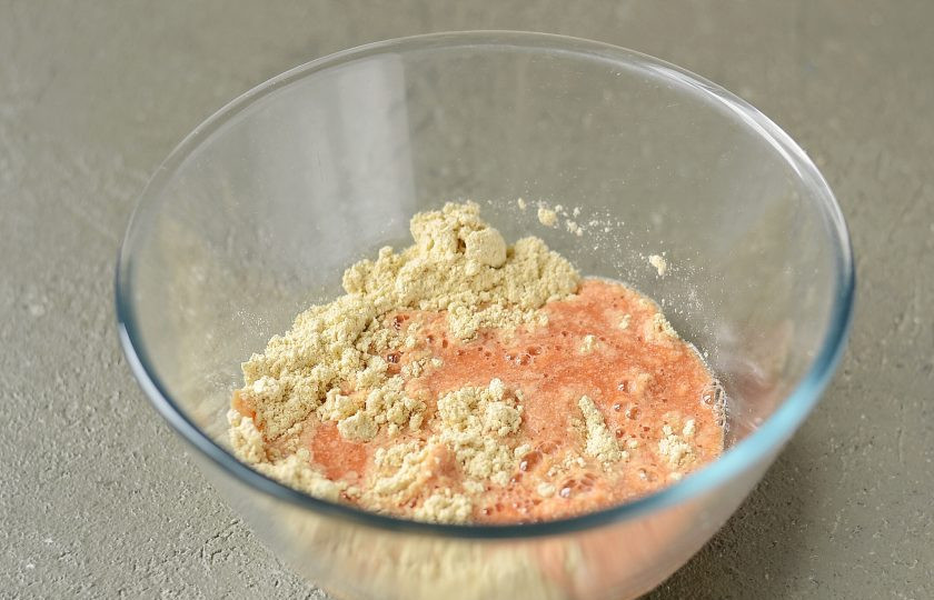 1. Этап. Котлеты из нутовой муки: Разведите томатную пасту в горячей воде, тщательно перемешайте. Влейте получившуюся смесь в муку. Перемешайте и оставьте на 15 минут.