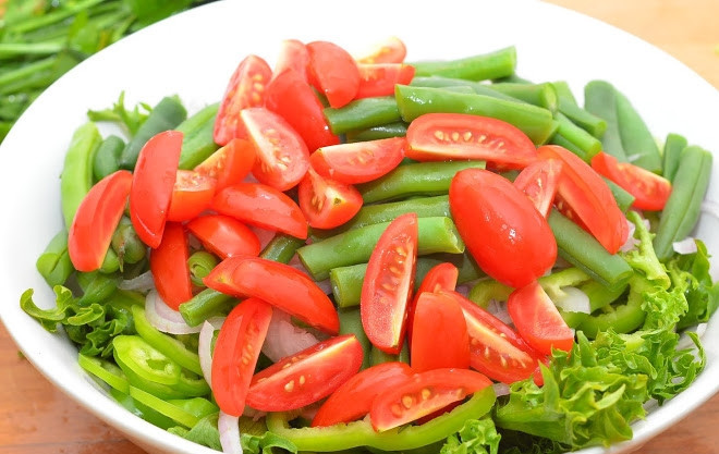 1. Этап. Вкусный салат с фасолью: 7. Томаты мою и нарезаю их дольками, добавляю на тарелку к остальным продуктам.