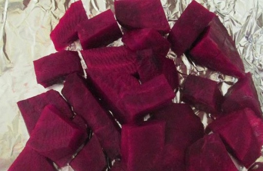 1. Этап. Салат из свеклы с фасолью и черносливом: 2. Свеклу очистите, нарежьте кубиками и выложите в жаропрочную форму на фольгу.