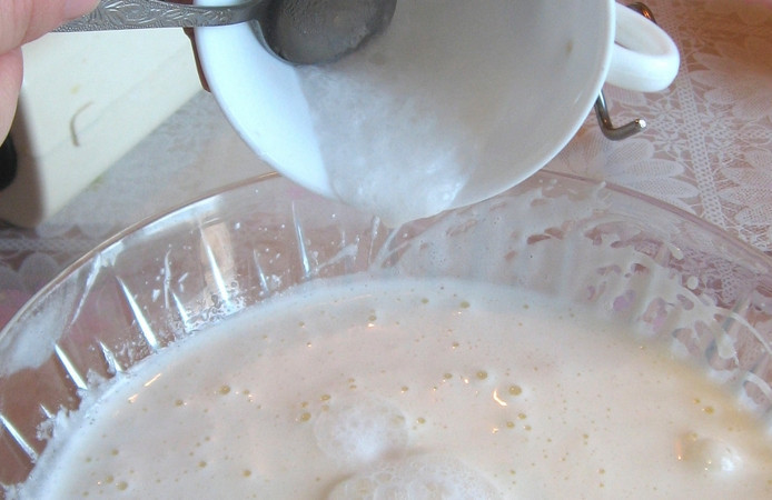 1. Этап. Самый быстрый бисквитный торт: Добавляем соду, гашенную уксусом.