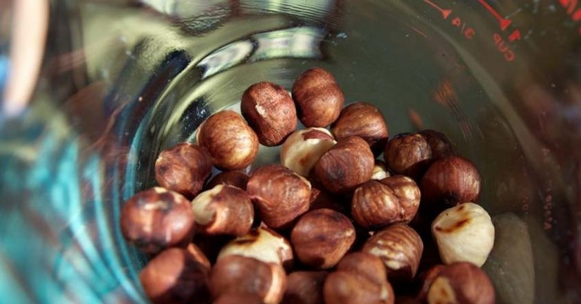 1. Этап. Рецепт печенья Колбаска: Орехи поджарьте на сковороде, измельчите блендером в крошку.