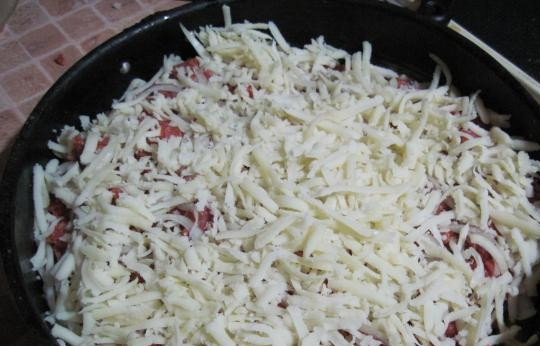 1. Этап. Мясо по-французски с фаршем: Затем засыпьте ваше блюдо тертым сыром и поставьте в духовку. Запекайте 30-40 минут при температуре 200 градусов.