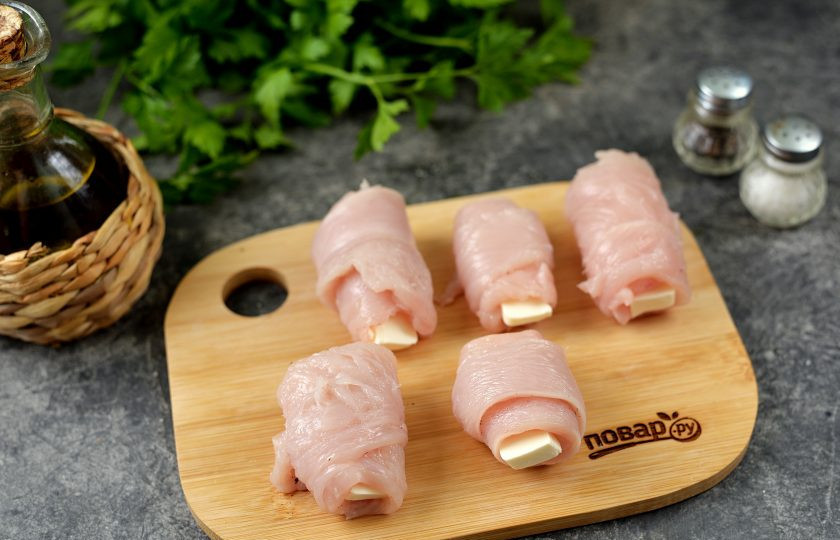 1. Этап. Куриные рулетики с плавленым сыром в беконе: То же самое проделайте с остальными ингредиентами.