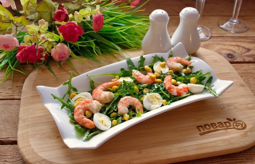 1. Этап. Салат с креветками и рукколой: Салат слегка присолите и поперчите. Подайте к столу сразу. Салат не терпит выстаивания и должен быть подан к столу сразу, как только будет готов.