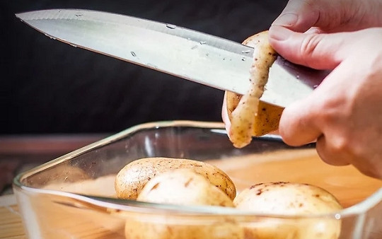 1. Этап. Картофель, запеченный с лимоном и чесноком: 1. Картофель вымойте, очистите и нарежьте дольками.