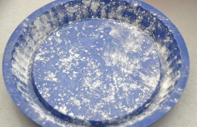 1. Этап. Творожный пирог с ежевикой: Подготовьте форму для запекания, смажьте ее сливочным маслом, присыпьте слегка мукой, излишки муки стряхните.