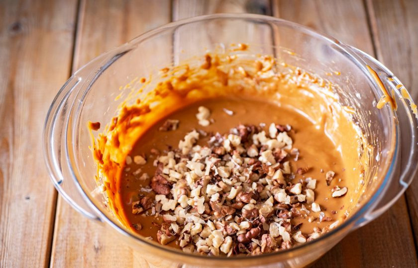 1. Этап. Торт Муравейник с медом: Добавьте мелко порубленные грецкие орехи.