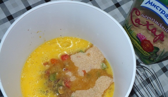 1. Этап. Грушевый пудинг: Добавляем растопленное сливочное масло и яйца. Перемешиваем.