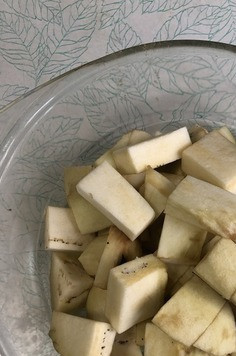 1. Этап. Тефтели в бархатистом соусе Дело тонкое: Баклажан очистить, порезать на кусочки, сложить в емкость для свч и отправить в микро на 5 минут.