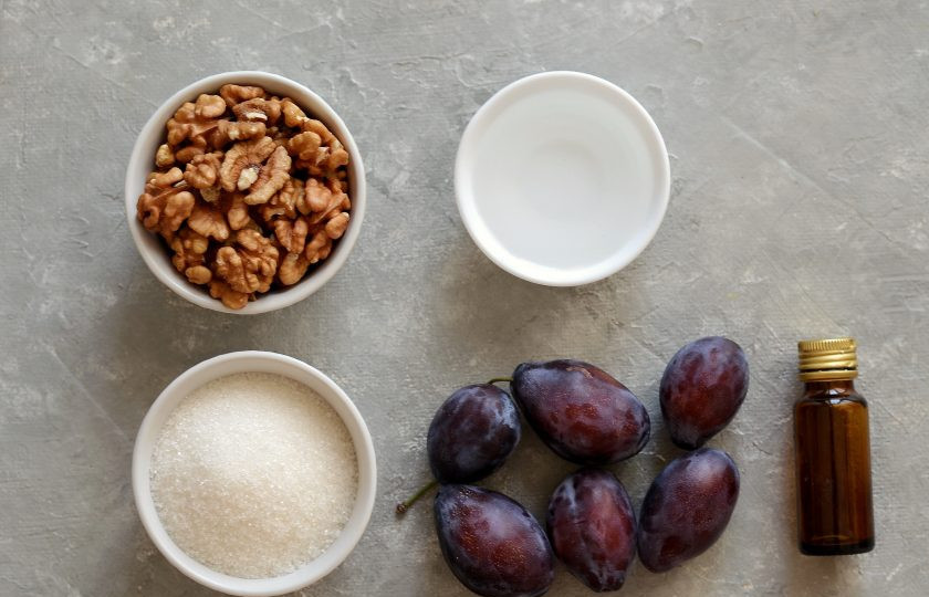 1. Этап. Варенье с орехами: Подготовьте все ингредиенты.