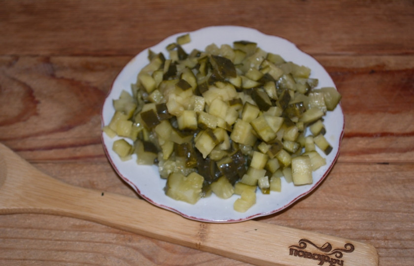 1. Этап. Салат из соленых огурцов и картошки: Соленые огурцы необходимо извлечь из рассола. Срежьте 