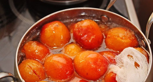 1. Этап. Варенье из абрикосов в сиропе: В середину кладем мешочек с лавандой. Доводим жидкость до кипения, варим 5 минут, после чего снимаем с огня и даем варенью полностью остыть.