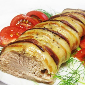 Запеченная свиная вырезка в беконе