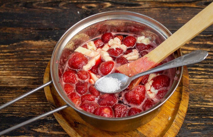 1. Этап. Варенье из клубники с белым шоколадом: Добавьте лимонную кислоту и варите варенье при небольшом нагреве еще 7-10 минут.