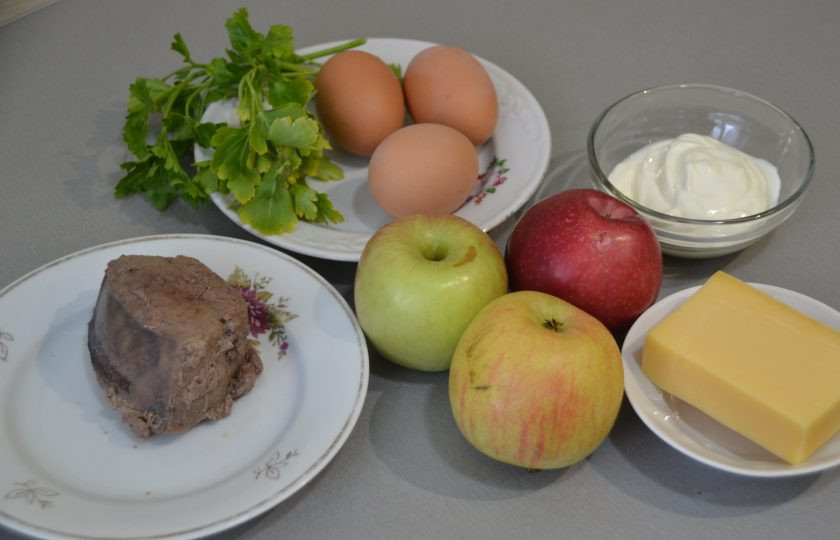 1. Этап. Салат из печени с яблоком: Подготовьте ингредиенты.