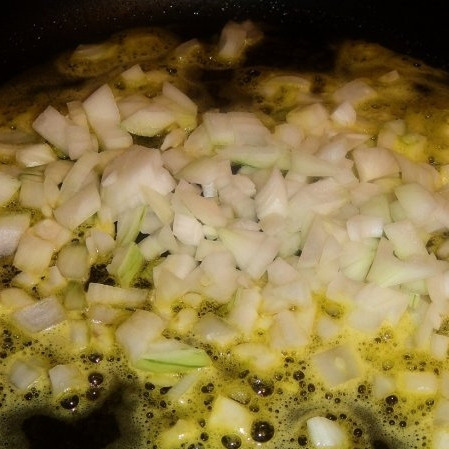 1. Этап. Пирожки с курицей и картошкой: Через две минуты добавляем к чесноку мелко нарезанный чеснок.