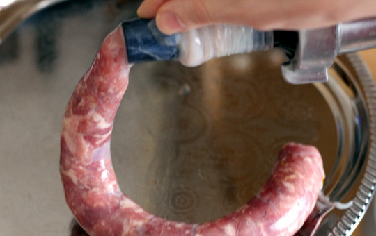 1. Этап. Купаты на сковороде: 3. Теперь в очищенную свиную кишку трамбуем курицу в специях. Чтоб было проще, я натягиваю кончик на мясорубку и через через нее проталкиваю курицу. Колбаски должны быть небольшие, в форме подковы.