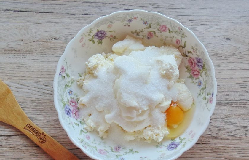 1. Этап. Творожная запеканка с вяленой вишней: А также сахар, ванильный сахар и соль.