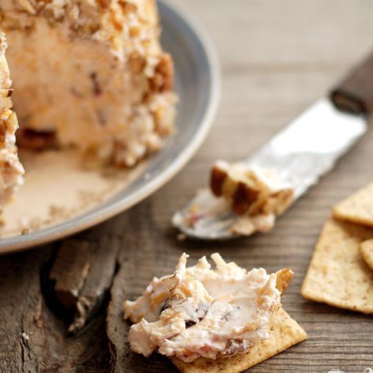 1. Этап. Сырный шар: Подавайте к столу с любыми крекерами. Предпочтительнее с меньшим ароматом, что бы не перебить весь вкус сырного шара. Приятного аппетита.