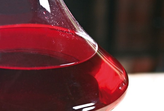 1. Этап. Вино из малины: 5. Настояться вину нужно дать примерно с месяц, периодически проветривая его и сливая образовавшийся осадок.