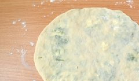 1. Этап. Хычины с сыром: Очень бережно раскатываем скалкой лепёшку с начинкой в тончайший блин. Толщина не более 0,5 см, диаметр около 20 см.