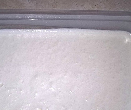 1. Этап. Натуральное мороженое: Выливаем получившуюся массу в контейнер и отправляем в морозилку.