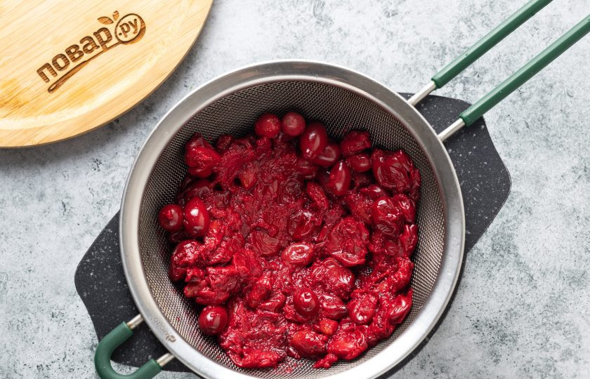 1. Этап. Варенье из кизила без косточек: Слегка остудите ягоды в кастрюле под закрытой крышкой. А затем проторите их через сито, чтобы удалить шкурки и косточки.