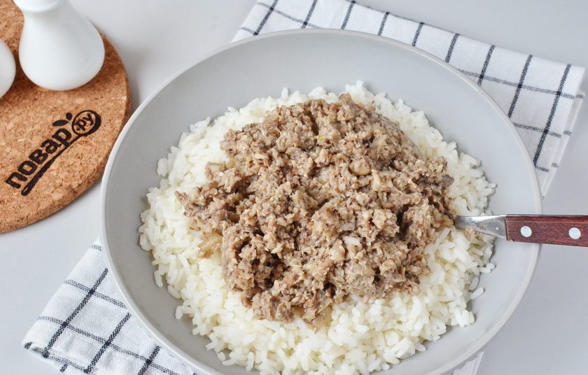 1. Этап. Начинка для расстегаев: Соедините рис с грибами и луком. Добавьте соль и перец.