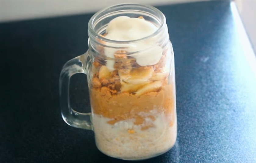 1. Этап. Ленивая овсянка (3 вида): 2. Вариант второй. 1/3 банки заполните овсяными хлопьями быстрого приготовления, залейте их 100мл молока. Затем добавьте мед, 2 ст.л. арахисовой пасты, нарезанный банан, гранолу и 1 ст.л. йогурта. Оставьте на ночь в холодильнике.