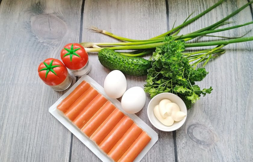 1. Этап. Салат из крабовых палочек с луком и зеленью: Возьмите ингредиенты для приготовления салата.