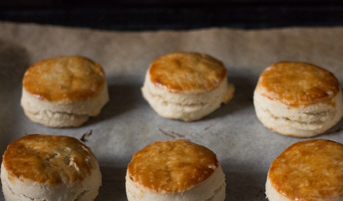 1. Этап. Булочки к завтраку: Выпекаем булочки в духовке 15 минут при температуре в 230 градусов.