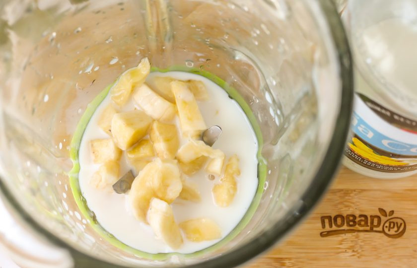 1. Этап. Молочный коктейль с ликером: Влейте в емкость ликер. С молоком идеально сочетаются кокосовый и кофейный ликеры.