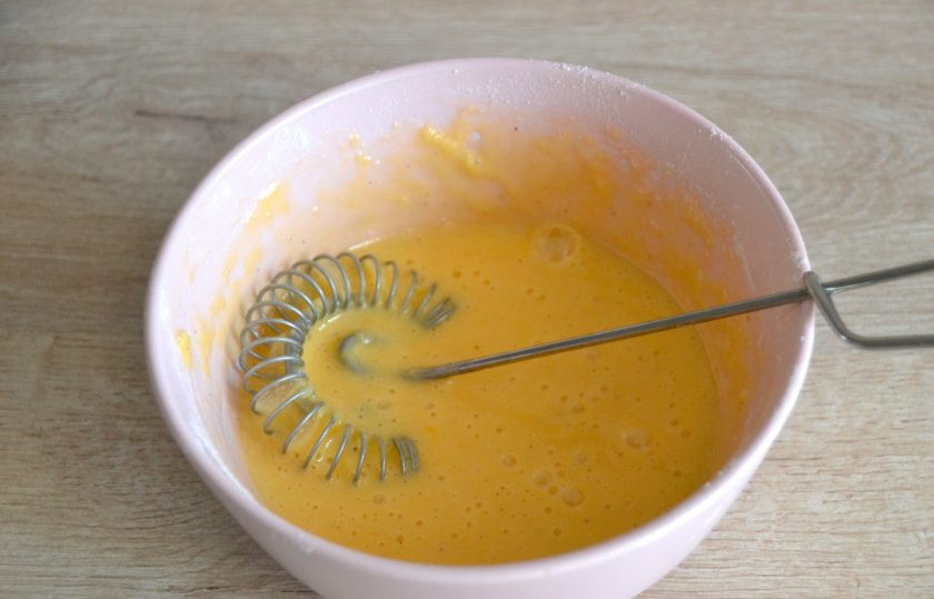 1. Этап. Рисовый пирог с вишней: Разотрите смесь до гладкости.