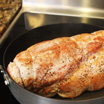 1. Этап. Фаршированная корейка: 14. Корейку с начинкой обжаривайте до золотистого цвета корочки со всех сторон.