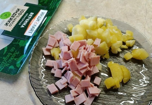 1. Этап. Салат с ветчиной и каперсами: Нарезать вареный картофель и ветчину кубиками.