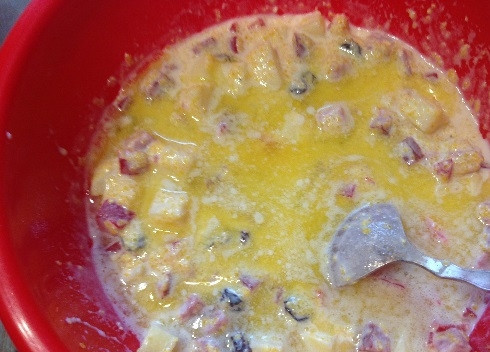 1. Этап. Швейцарская кукурузная запеканка: 6. Форму для выпечки смажем сливочным маслом, а оставшееся масло растопим. Добавляем к смеси ингредиентов молоко и муку и тщательно размешиваем.