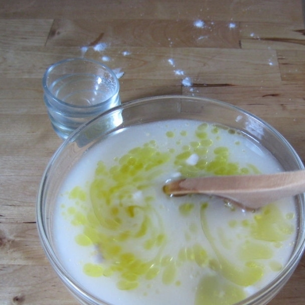 1. Этап. Пицца по-домашнему: Даем дрожжам настояться 5 минут, после чего добавляем в мисочку оливковое масло, соль и сахар. Перемешиваем.