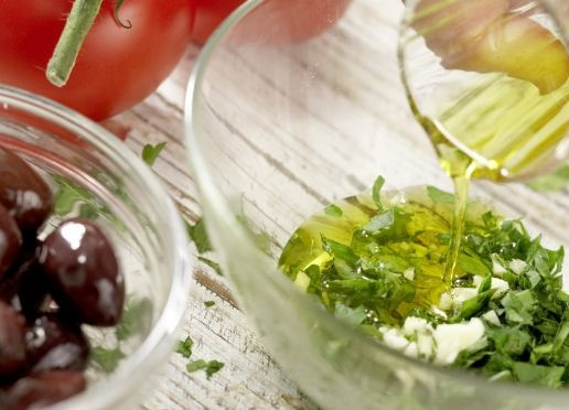 1. Этап. Салат из кальмаров классический: Вначале сделайте маринад для кальмара. Измельчите петрушку и чеснок. Залейте их оливковым маслом.