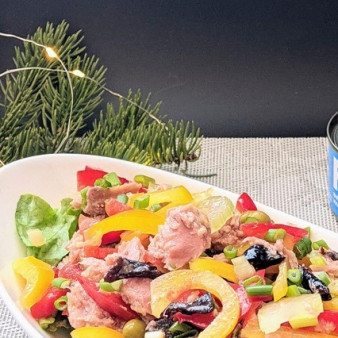 Салат Ворожея с тунцом и черносливом