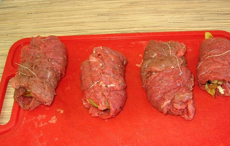 1. Этап. Рулеты из говядины в духовке: То же самое делаем с остальным мясом и овощами, всего из перечисленных ингредиентов должно получиться 4 рулета.