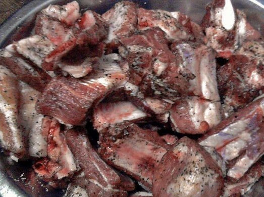 1. Этап. Свиные ребрышки с черносливом: По истечении времени необходимо слить воду и высушить ребрышки, затем солим их, посыпаем перцем и хорошенько перемешиваем.