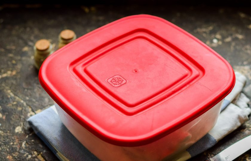 1. Этап. Сало засоленное: Прикройте контейнер крышкой и отправьте в холод на 2-3 дня. Спустя время пробуйте сало на готовность.