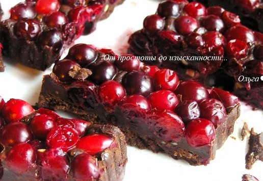 1. Этап. Клюква в шоколаде: Разрежьте на кусочки.