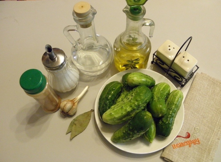 1. Этап. Маринованные огурцы в собственном соку: Подготовьте продукты для маринования. Огурцы вымойте и замочите в холодной воде на 2 часа.