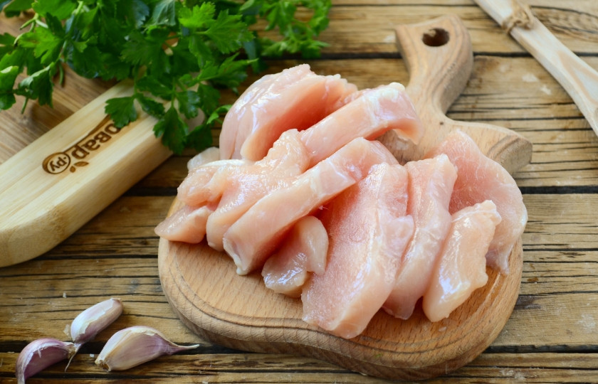 1. Этап. Куриное филе в сливочном соусе: Куриную грудку порежьте на слайсы толщиной 6-7 мм.