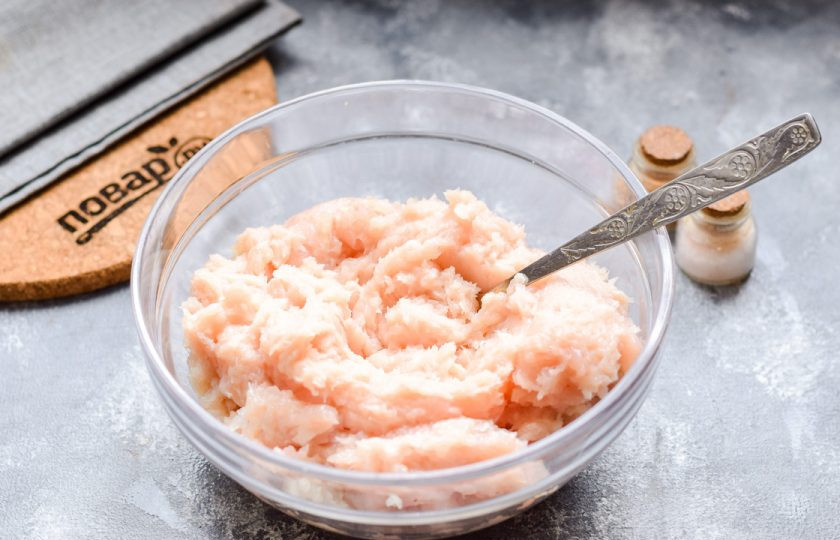 1. Этап. Куриный рулет по Дюкану: Измельчите филе в чаше блендера, переложите его в миску вместе с луком.