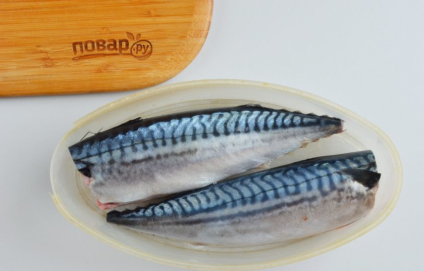 1. Этап. Скумбрия соленая: Поместите рыбу в контейнер (идеально, если контейнер будет по размеру тушек, тогда вам хватит 500 мл. воды, если такого нет, то рыбу нужно порезать на кусочки и сложить в банку).