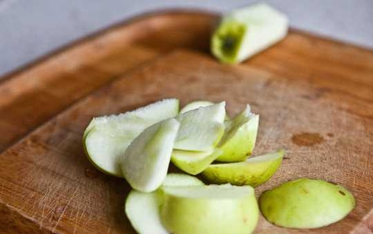1. Этап. Компот из яблок и кураги: 1. Нарежьте небольшими кусочками яблоки, удалив всё лишнее.