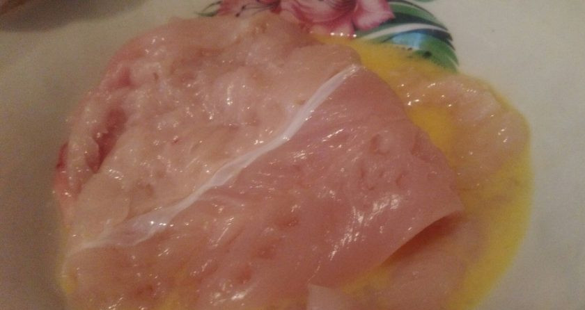 1. Этап. Отбивная из куриного филе: 2. Теперь взбейте яйцо и добавьте специи. Обваляйте в яйце каждую отбивную.